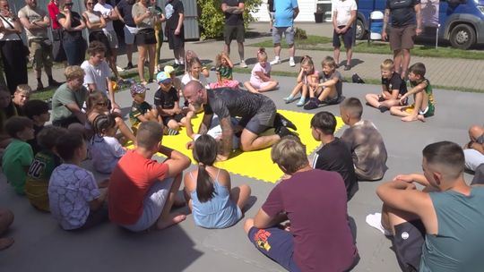 Całe rodziny ćwiczyły na matach świętując urodziny Gold Team Police