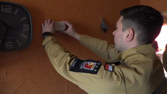 Strażacy ochotnicy instalują mieszkańcom czujniki czadu i dymu