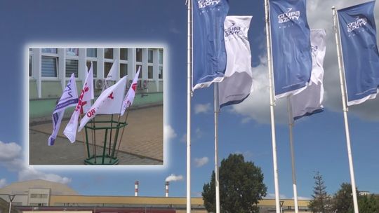 Związkowe flagi zawisły przed biurowcem Azotów