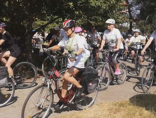 Bezpieczeństwo rowerzystów w ruchu drogowym: kaski, jazda po chodniku i w słuchawkach