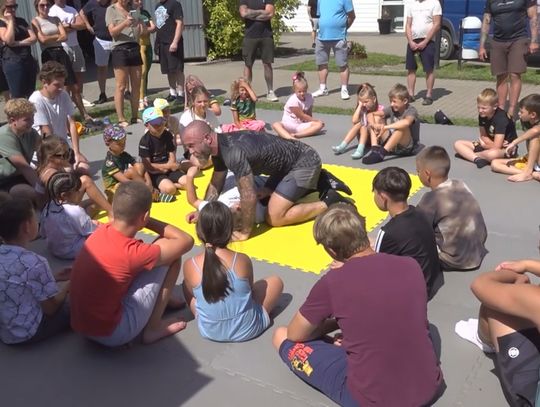 Całe rodziny ćwiczyły na matach świętując urodziny Gold Team Police
