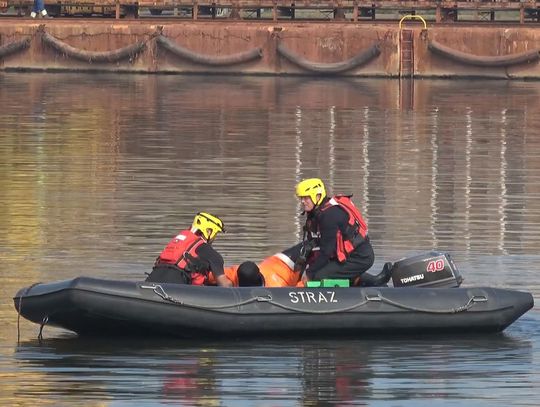 Ćwiczenia Zakładowej Straży Pożarnej Police. Akcja ratowania topiącej się osoby