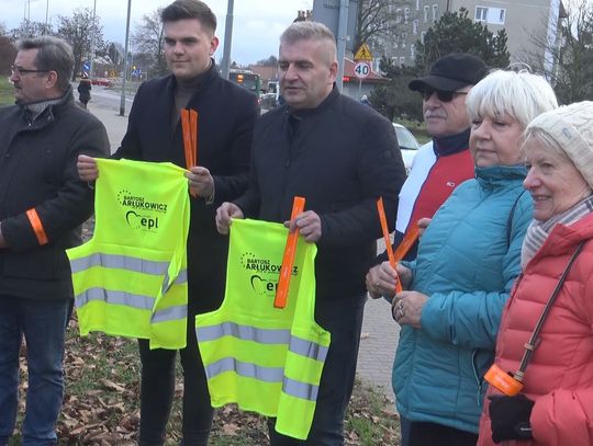 Członkowie PO wraz z europosłem rozdawali odblaski w Policach