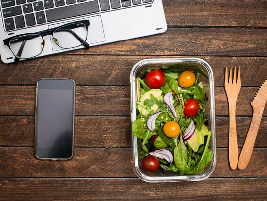 Dieta pudełkowa a praca biurowa (Brain Food). Jak jedzenie wpływa na koncentrację?