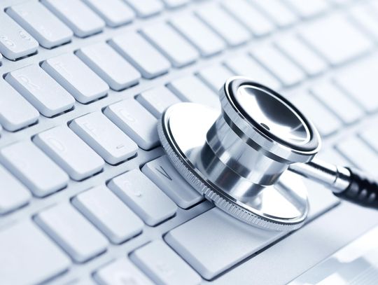 Dlaczego laptop głośno pracuje? Poznaj powody 
