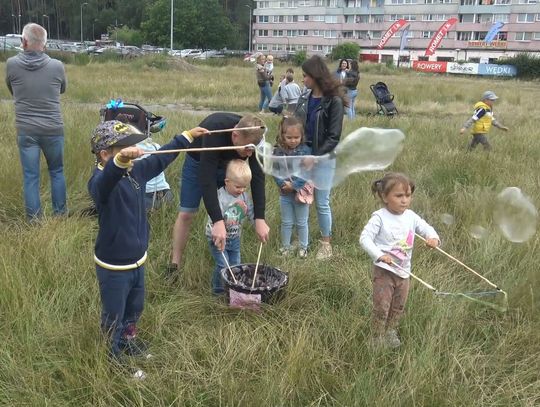 Dzień Baniek Mydlanych w Policach. Najmłodsi spotkali się z Kicią Kocią