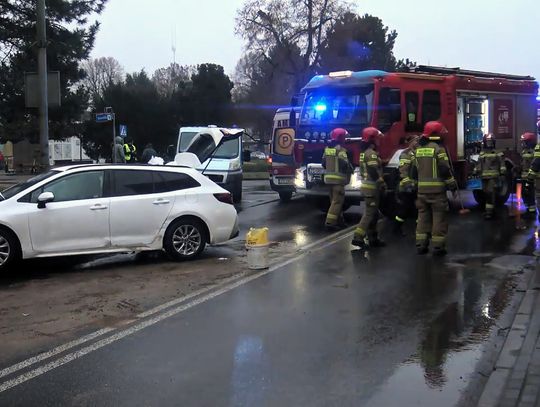 Groźny wypadek w Policach. Pojazd wbił się w budynek (5.12.25)