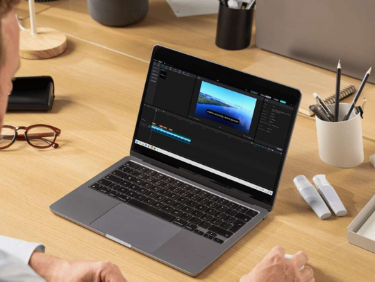 Jakie są wady i zalety ręcznego tworzenia napisów do filmów w porównaniu z automatycznym tworzeniem?