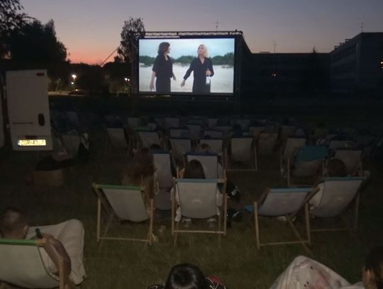 Kino pod chmurką na polanie za SP nr 8