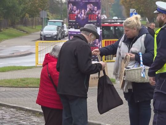 Kolejna edycja kampanii "Na drodze wybierz życie". Mieszkańcy otrzymali odblaski