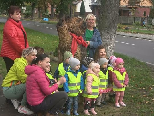 Kolejna rzeźba zdobi pobocze drogi w Niekłończycy. Będzie witała dzieci przyjeżdżające do żłobka