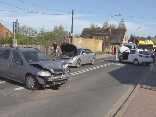 Kolizja przy ul. Kościuszki. Samochód zsunął się z lawety i staranował inne auta (11.05)