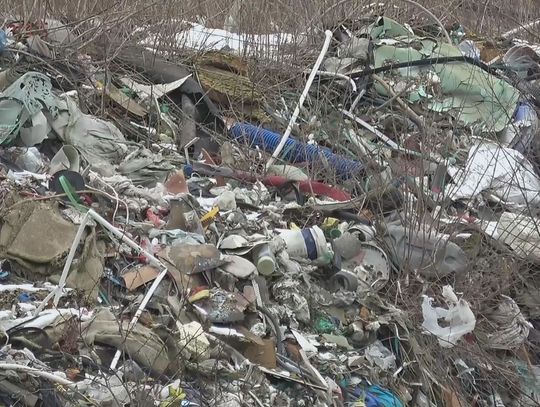 Konferencja w sprawie uprzątnięcia śmieci z ul. Kamiennej