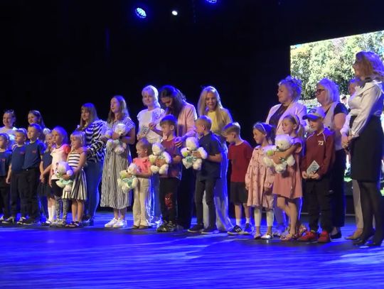 Młodzi sportowcy nagrodzeni podczas uroczystej gali
