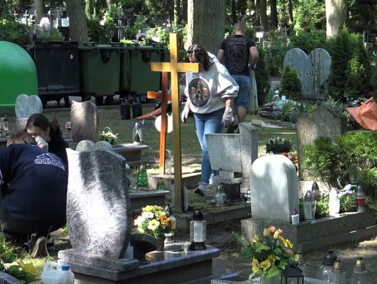 MOW porządkuje mogiły dzieci
