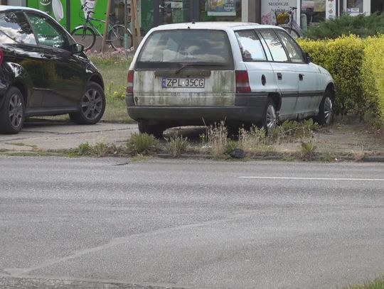 Na polickich osiedlach zalegają wraki. Jakie są tego konsekwencje?