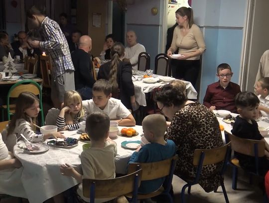 Niezwykła wigilia dzieci z Placówki Wsparcia Dziennego. Przybyło wielu wyjątkowych gości