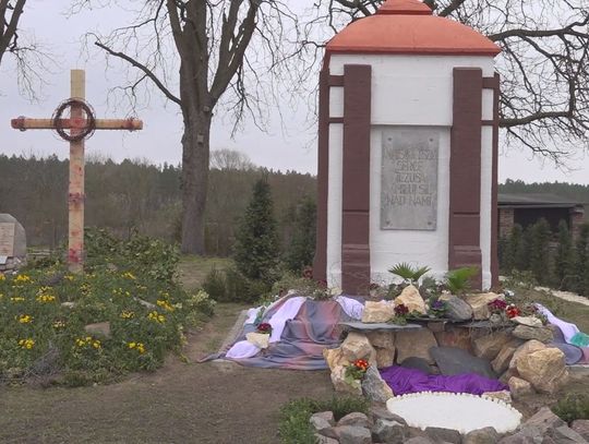 Niezwykłe dekoracje wielkanocne przy kościele w Niekłończycy