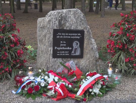 Odsłonięcie obelisku ks. Popiełuszki w parku "Solidarności"