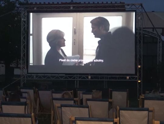 Około 100 osób obejrzało film „Na rauszu” podczas plenerowego kina w Policach