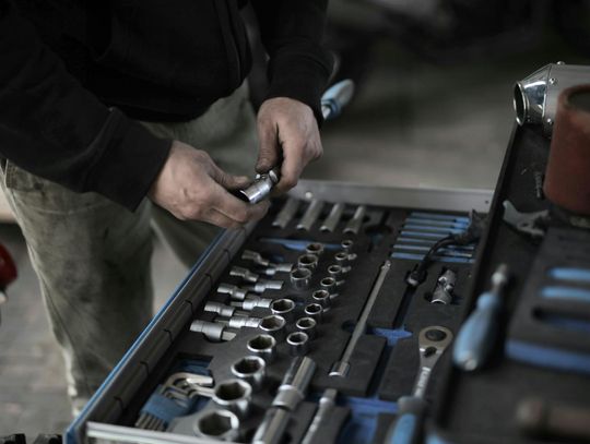 Opaski zaciskowe – uniwersalne mocowanie do kabli, rur i przewodów