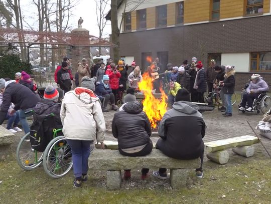 Osoby niepełnosprawne powitały kolejną porę roku przy ognisku, muzyce i wspólnej zabawie