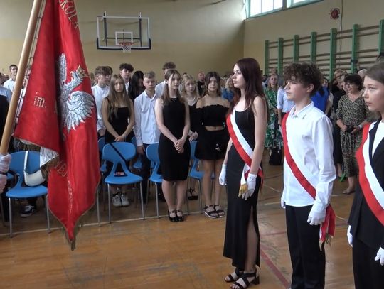 Ostatni dzwonek. Uczniowie rozpoczęli wakacje