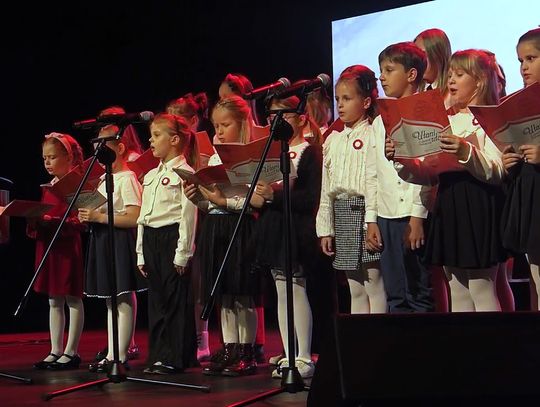 Patriotyczne śpiewanie najpiękniejszych polskich pieśni. Rodziny uczciły Święto Niepodległości