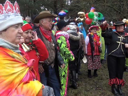 Piechurzy w przebraniach wznieśli toast