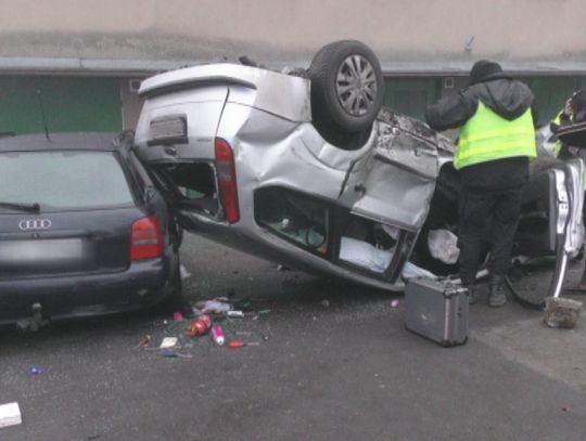 Pijany kierowca dachował na parkingu