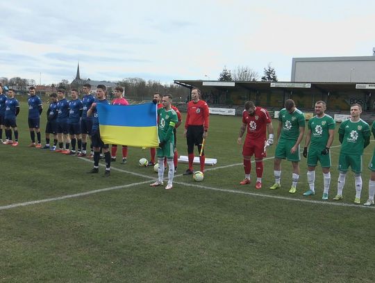 Piłkarze KP Chemik Police, kibice i partnerzy klubu razem dla Ukrainy