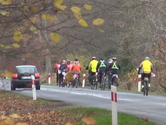 Policcy cykliści udali się na rajd do Zalesia z okazji corocznej imprezy pn. "Pieczenie Ziemniaka"