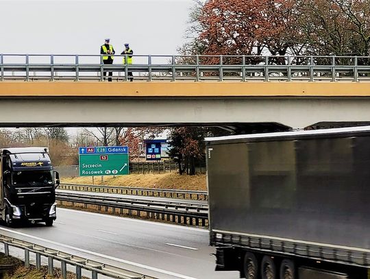 Policjanci kontrolują odległości między pojazdami