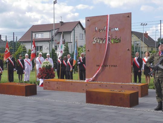 Pomnik &quot;Ludziom Solidarności&quot; uroczyście odsłonięty