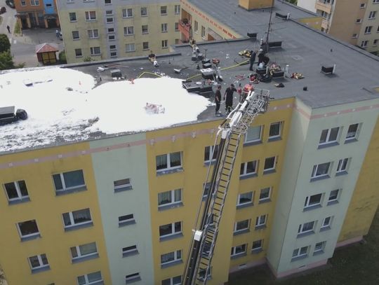 Pożar poddasza w bloku przy ul. 1 maja w Policach