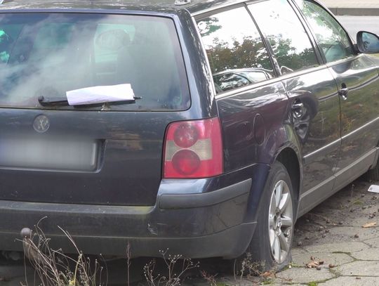 Problem wraków samochodowych, które zalegają latami na parkingach