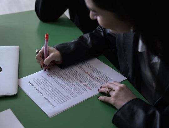 Profesjonalna korekta tekstów jako narzędzie budowania zaufania w lokalnym biznesie
