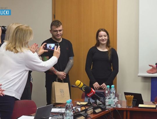 Radni Powiatu Polickiego nagrodzili dwukrotną Mistrzynię Świata Kadetek w grapplingu
