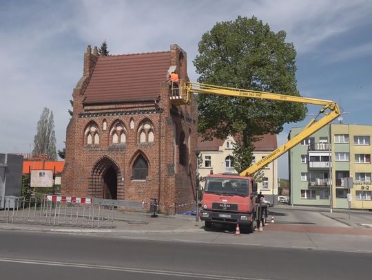 Roczny przegląd budowlany kaplicy na Starych Policach. Budynek ma uszkodzenia