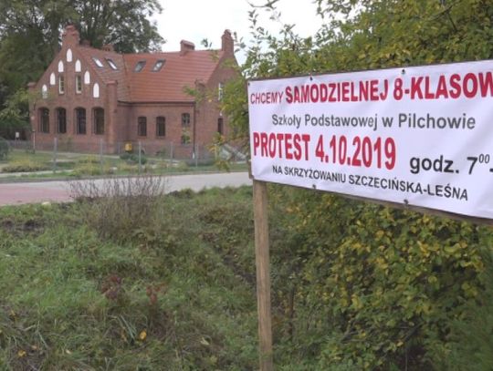 Rodzice  chcą samodzielności szkoły, zablokowali ruch na drodze