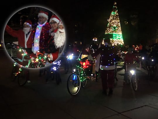 Rowerzyści w świątecznych strojach ruszyli w miasto