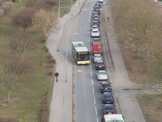 Ruch wahadłowy na ul. Piłsudskiego. Kilka dni temu w godzinach szczytu stało prawie całe miasto