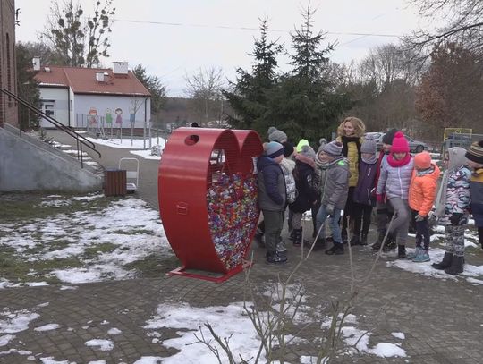 Serduszko na nakrętki stanęło przy Szkole Podstawowej w Pilchowie