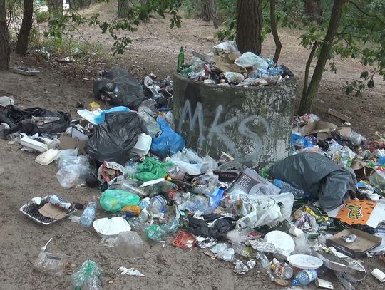 Śmieci przy Jeziorze Bartoszewo zalegają od kilku tygodni. Jest dobra wiadomość dla mieszkańców