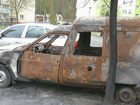 Spalone auto bez sprawcy i właściciela