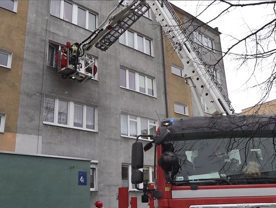 STRAŻ POŻARNA POMOGŁA KOBIECIE WCHODZĄC DO JEJ MIESZKANIA OKNEM