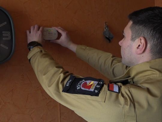 Strażacy ochotnicy instalują mieszkańcom czujniki czadu i dymu