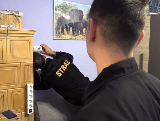 Strażacy rozdawali i montowali czujniki czadu. To kontynuacja akcji "Czujne Zachodniopomorskie"