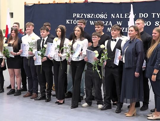 Tegoroczni maturzyści pożegnali mury swojej szkoły Tegoroczni maturzyści pożegnali mury swojej szkoły