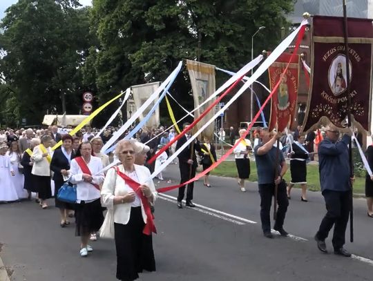 Tłumy wiernych w procesjach Bożego Ciała